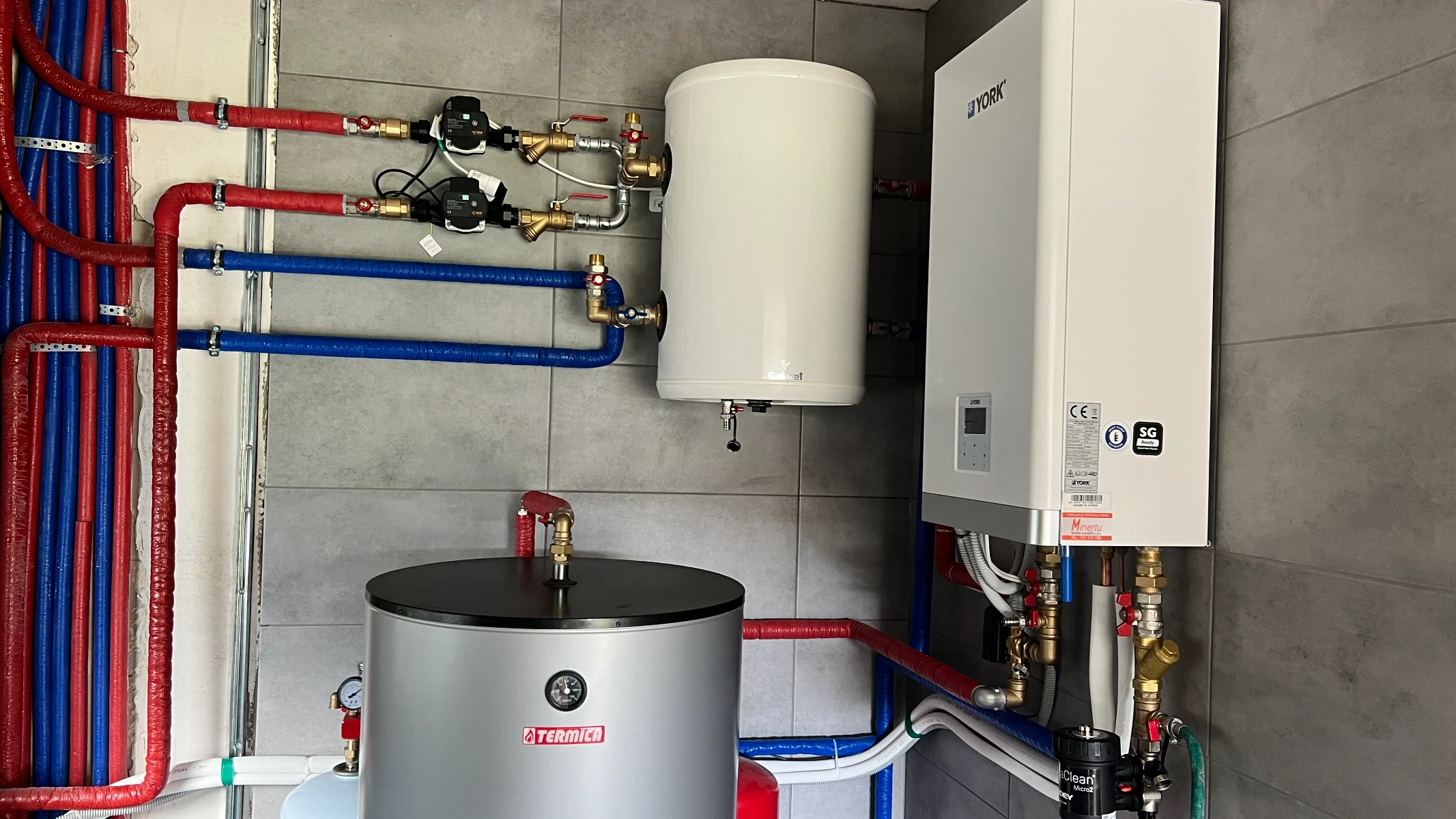 Zdjęcie - ładna instalacja w domu do pompy ciepła ze zbiornikiem na ciepłą wodę