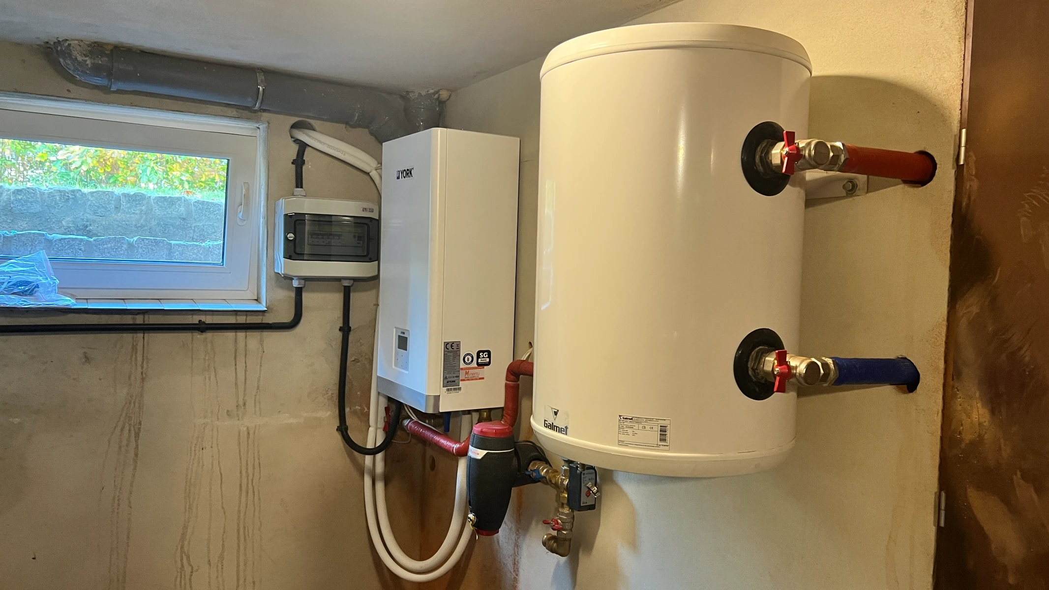 Zdjęcie - instalacja w domu do pompy ciepła ze zbiornikiem na ciepłą wodę