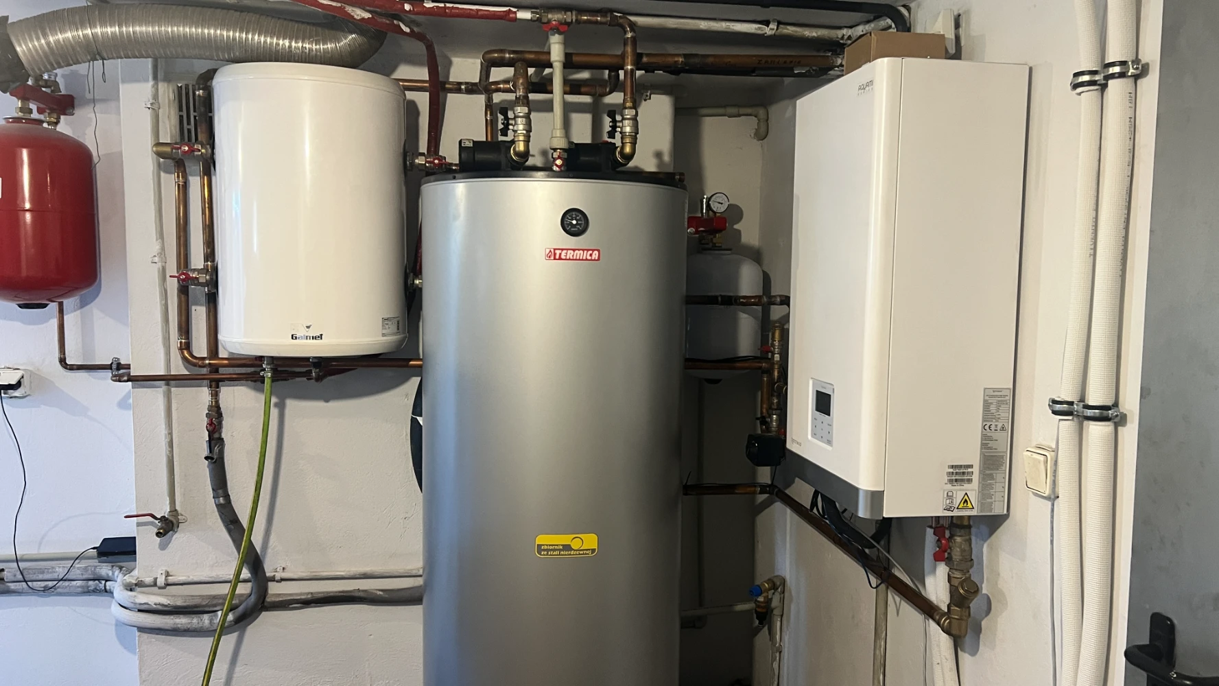 Zdjęcie - instalacja w domu do pompy ciepła ze zbiornikiem na ciepłą wodę